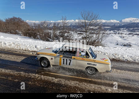 Luc, Frankreich, 4. Februar 2019: Winter Rallye auf dem Vercors Straßen. Rallye Historique ist für jene Autos, die in die Ral teilgenommen haben, vorbehalten. Stockfoto