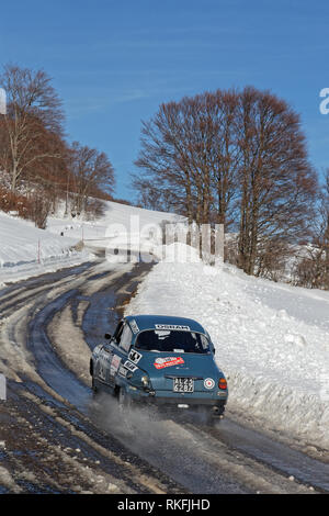 Luc, Frankreich, 4. Februar 2019: Winter Rallye auf dem Vercors Straßen. Rallye Historique ist für jene Autos, die in die Ral teilgenommen haben, vorbehalten. Stockfoto