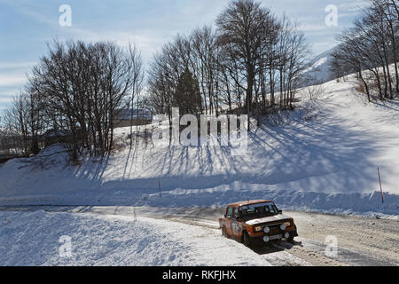 Luc, Frankreich, 4. Februar 2019: Winter Rallye auf dem Vercors Straßen. Rallye Historique ist für jene Autos, die in die Ral teilgenommen haben, vorbehalten. Stockfoto