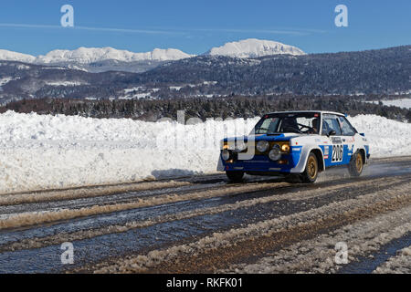 Luc, Frankreich, 4. Februar 2019: Winter Rallye auf dem Vercors Straßen. Rallye Historique ist für jene Autos, die in die Ral teilgenommen haben, vorbehalten. Stockfoto