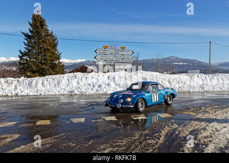 Luc, Frankreich, 4. Februar 2019: Winter Rallye auf dem Vercors Straßen. Rallye Historique ist für jene Autos, die in die Ral teilgenommen haben, vorbehalten. Stockfoto