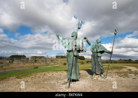 Statuen von Pilgern in der Kathedrale auf dem Monte do Gozo in Santiago de Compostela, Spanien. Jakobsweg, Wallfahrt Stockfoto