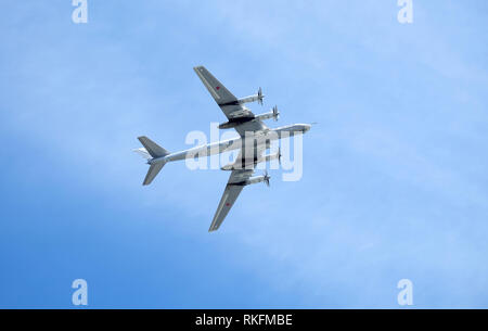 Moskau, Russland - Mai 9, 2018: die große russische Militär Turboprop strategischen Bomber Tu-95 Bear-Rakete im Flug in den Himmel auf Parade am 9. Mai 2018 Stockfoto