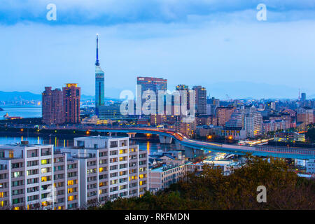 Hakata Stadtbild bei Nacht in Fukuoka, Japan. Stockfoto