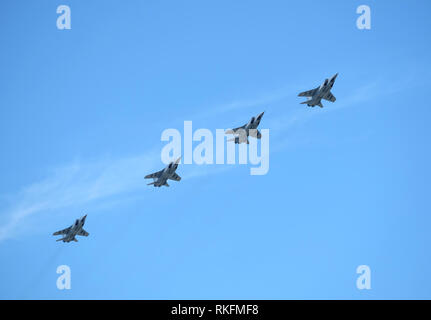 Gruppe von russischen Militärs supersonic high-altitude all-Wetter long range Abfangjäger MIG-31 (foxhound) im Flug in den blauen Himmel auf Parade Stockfoto