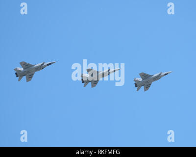 Gruppe von russischen Militärs supersonic high-altitude all-Wetter long range Abfangjäger MIG-31 (foxhound) im Flug in den blauen Himmel auf Parade Stockfoto
