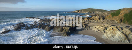 Einen herrlichen Blick auf die zerklüftete Küste im Little Fistral in Newquay Cornwall. Stockfoto