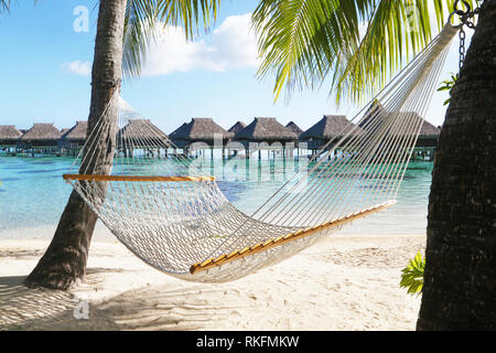 Hängematte auf tropischen Strand in Moorea, Französisch Polynesien Stockfoto