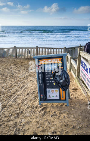 Ein Zeichen auf den Fistral Beach Menschen ermutigen, 2 Minuten Strand sauber zu tun und Abfall. Stockfoto