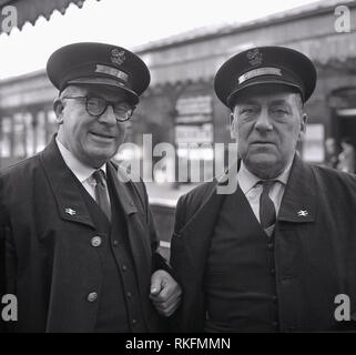 1968, zwei uniformierte British Rail stationstaff, Vorarbeiter und Ticket Collector draußen stehen auf einer Plattform an Bahnhof, Blackheath Blackheath, London, England, UK. Stockfoto