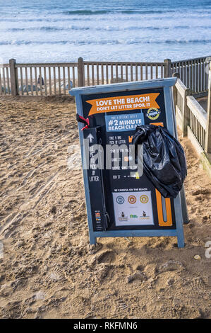 Ein Zeichen auf den Fistral Beach Menschen ermutigen, 2 Minuten Strand sauber zu tun und Abfall. Stockfoto