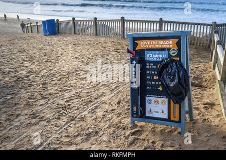 Ein Zeichen auf den Fistral Beach Menschen ermutigen, 2 Minuten Strand sauber zu tun und Abfall. Stockfoto