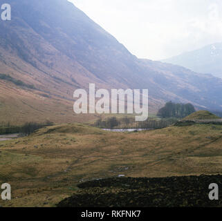 1960er Jahre, Glen Nevis, Lochaber, Highlands, Schottland. Dieser Glen oder das Tal ist durch eine Reihe von schottischen Bergen, einschließlich Ben Nevis, den höchsten Berg der Britischen Inseln gesäumt. Stockfoto