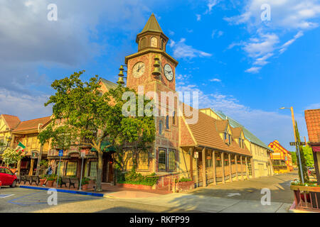 Solvang, Kalifornien, Vereinigte Staaten - 10 August 2018: Alte Mühle Uhrturm in Solvang historische Innenstadt, Santa Ynez Valley in Santa Barbara County. Ein Stockfoto