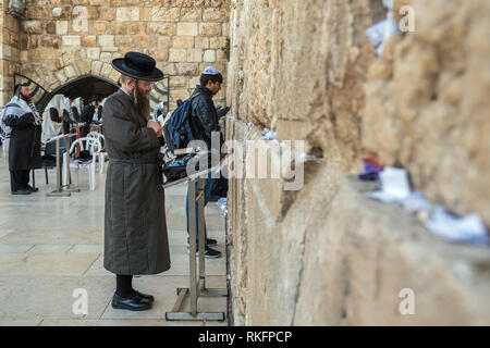 Jerusalem, Israel - 20 November, 2018: Religiös orthodoxen Juden an der Klagemauer in Jerusalem beten Stockfoto