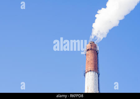 Rauch von Industrieschornsteinen gegen den blauen Himmel. Umweltverschmutzung. Stockfoto