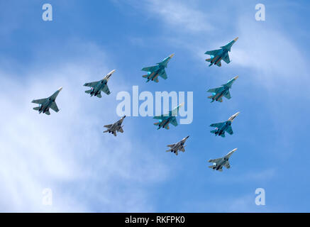 Russland, Moskau - 9. Mai 2015: Russische Militärflugzeuge Kampfflugzeuge SU-27 und MIG-29 im Flug gegen den blauen Himmel am 9. Mai 2015 in Moskau Stockfoto