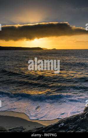 Ein spektakulärer Sonnenuntergang über der Küste von Newquay in Cornwall. Stockfoto