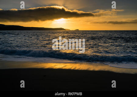 Ein spektakulärer Sonnenuntergang über der Küste von Newquay in Cornwall. Stockfoto