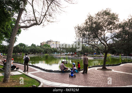 Lima, Peru, 23. Januar 2019: Die Lagune von El Olivar Wald im Bezirk San Isidro in Lima, National Monument und ersten Lunge von Lima, Personen, die an einem sonnigen Tag Stockfoto