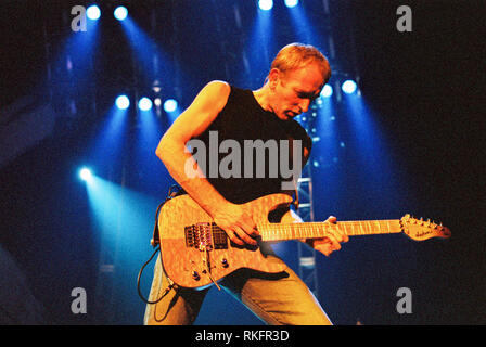 Phil Collen Lead Gitarrist in der Band Def Leppard in der Brixton Academy 27. Februar 2003, London, England, Vereinigtes Königreich. Stockfoto
