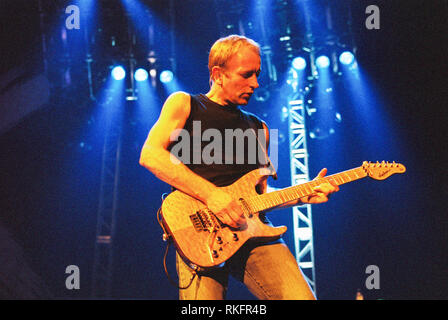 Phil Collen Lead Gitarrist in der Band Def Leppard in der Brixton Academy 27. Februar 2003, London, England, Vereinigtes Königreich. Stockfoto