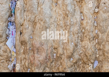 Hinweise zu Gott in die Ritzen zwischen den Steinen der Klagemauer in der Altstadt von Jerusalem, Israel. Stockfoto