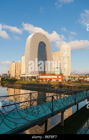 Batumi, Adscharien, Georgien - August 26,2018 Blick auf das neue moderne Marriott Hotel, das Haus der Gerechtigkeit, im öffentlichen Dienst und im Bau Türme, eine Stockfoto