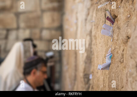 Hinweise zu Gott in die Ritzen zwischen den Steinen der Klagemauer in der Altstadt von Jerusalem, Israel. Stockfoto