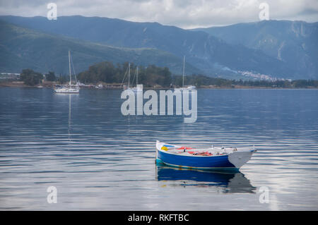 Blau Boot. Griechenland - Poros Island Stockfoto