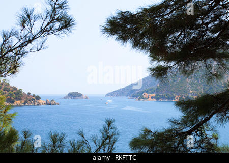 Blick auf einer kleinen Insel zwischen den Bäumen in der Türkei Stockfoto