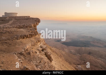 Sonnenaufgang in der Wüste Negev. Makhtesh Ramon Krater in Mitzpe Ramon, Israel Stockfoto