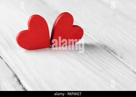 Valentine Hintergrund mit handgefertigten Herz auf rustikalen, mit Holz. Saint Valentines Tag Grußkarte. Stockfoto