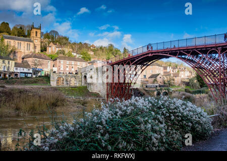 St Luke's Kirche oberhalb der Eiserne Brücke überspannt den Fluss Severn in Ironbridge Gorge, Ironbridge, Shropshire Stockfoto