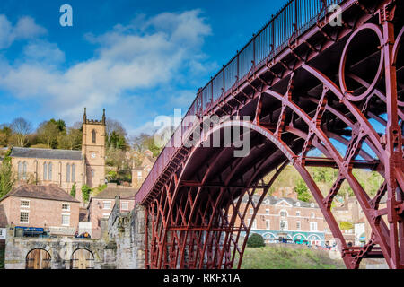 St Luke's Kirche oberhalb der Eiserne Brücke überspannt den Fluss Severn in Ironbridge Gorge, Ironbridge, Shropshire Stockfoto