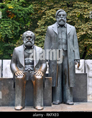 Rund um Berlin - Denkmal von Karl Marx und Friedrich Engels, die Väter des Kommunismus. Stockfoto