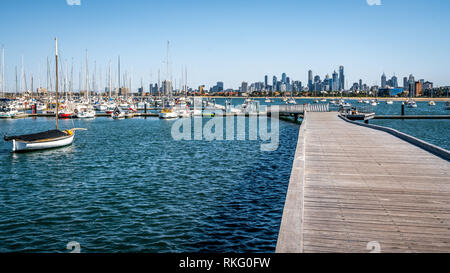St Kilda Marina voller Boote Blick vom Pier und Melbourne Skyline im Hintergrund in St. Kilda Melbourne Victoria Australien Stockfoto