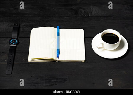 Zeit-management Konzept. Notizen, Tasse Kaffee und mechanische Uhr, Ansicht von oben Stockfoto