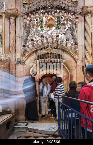 Jerusalem, Israel - 20 November, 2018: Unbekannter christliche Pilger, die Kirche des Heiligen Grabes in Jerusalem, Israel Stockfoto