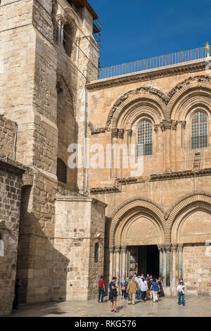 Jerusalem, Israel - 20 November, 2018: Menschen am Eingang der Kirche des Heiligen Grabes in Jerusalem, Israel Stockfoto