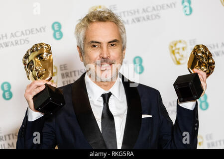Alfonso Cuarón stellt Backstage in der British Academy Film Awards am Sonntag, 10. Februar 2019 in der Royal Albert Hall, London. Alfonso Cuarón mit seinem BAFTA Awards für den Besten Film Roma. Stockfoto