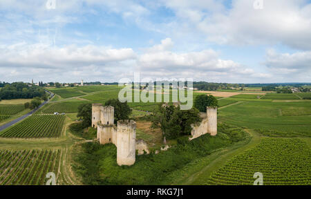 Luftbild Chateau de Budos und Weizenfeld im Sommer, Bordeaux, Gironde, Aquitanien, Frankreich Stockfoto