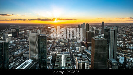 Frankfurt am Main, Deutschland: Sonnenuntergang in Frankfurt von der Spitze eines Wolkenkratzers im Finanzviertel. Neustadt mit modernem Gebäude. Stockfoto