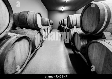 Holz- Weinfässer in modernen Weingut Keller in Spanien gestapelt. Moderne, zeitgenössische und traditionelle konkrete Weinkeller Wein Factory - Weingut mit Stockfoto