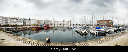 Hafen Marina und Gebäude im Zentrum von Coruna Spanien. Der "Avenida da Marina' Coruna, zentralen Hafen und der Promenade von La Coruna mit Haus von Amancio Stockfoto