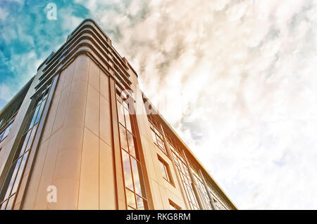 Modernes Gebäude für Corporate constraction. Ansicht von unten mit blauem Himmel, Wolken und sinlight Stockfoto