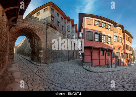 PLOVDIV, Bulgarien - Hisar Kapia - alten Tor in Plovdiv die Altstadt, Gebäude der historischen und ethnographischen Museen. Bulgarien. Europa Stockfoto