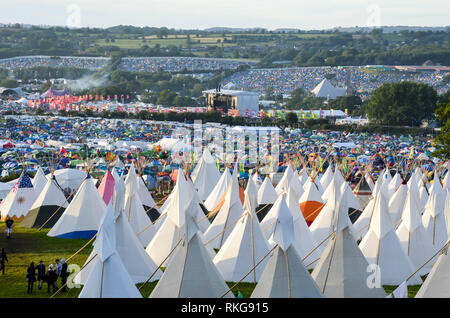 Glastonbury Festival, England. 27.06.2015. Blick über Glastonbury Festival an einem sonnigen Tag, mit der teepee Feld im Vordergrund. Stockfoto