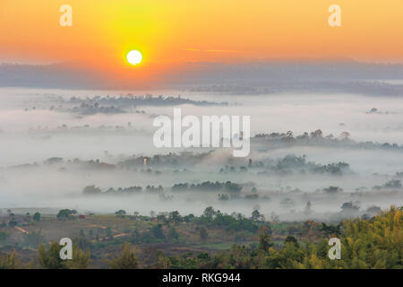 Sonnenaufgang in den Bergen über dem Nebel am Morgen in Khao Kho Phetchabun Stockfoto