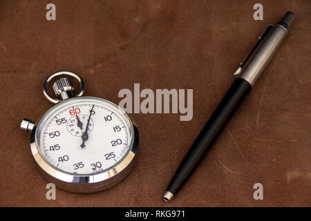 Stoppuhr mit Stift Stockfoto